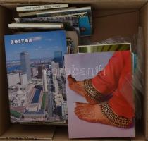 Több száz db MODERN vegyes képeslap dobozban, városok és motívum / Hundreds of modern postcards in a box, towns and motives