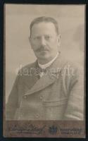 cca 1910 Férfiportré, keményhátú fotó Amigó József nagyváradi műterméből, 10,5×6,5 cm