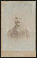 cca 1890 Férfiportré, keményhátú fotó Auerlich nagyszebeni műterméből, foltos, 10,5×6,5 cm