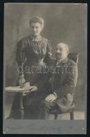1908 Házaspár portréja, keményhátú fotó a Róna és Dajkovits (Temesvár, Budapest) műterméből, 16,5×10,5 cm