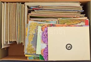 Kb. 1000 db vegyes MODERN üdvözlőlap sok egyedivel, kihajthatóval stb. cipősdobozban / Cca. 1000 modern greeting postcards in a shoe box