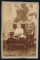 cca 1900 Három kisgyerek hegedűvel, keményhátú fotó Schwarz Adolf eperjesi műterméből, vágott karton, 9,5×6,5 cm
