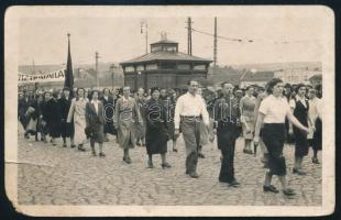 1937 Kassa, Május 1. felvonulás, fotólap, Foto Singer Kosice bélyegzéssel a hátoldalán, sérült, 9x14 cm.