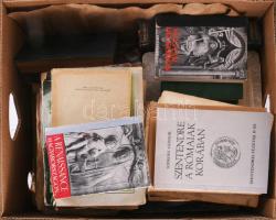 Egy nagy ládányi nagyrészt zenetörténeti, történelmi témájú könyv, különlenyomat.