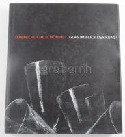 Zerbrechliche Schönheit. Glas im Blick der Kunst. [Ostfildern], 2008, Hatje Cantz. Gazdag képanyaggal illusztrálva. Német nyelven. Kiadói kartonált papírkötés, kiadói papír védőborítóban.