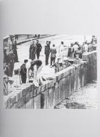 Karin Thomas: Kunst in Deutschland seit 1945. Köln, 2002, DuMont, 540 p. Gazdag képanyaggal illusztr...