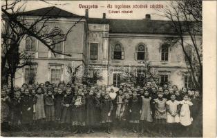 1916 Veszprém, Irgalmas nővérek zárdája, udvari részlet diákokkal (EB)