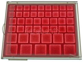 Műanyag érmetartó tálca, 45 férőhellyel, jó állapotban