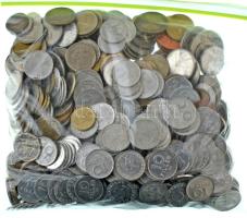 Vegyes, magyar és külföldi érmetétel mintegy ~1kg súlyban T:vegyes Mixed, Hungarian and foreign coin lot (~1kg) C:mixed