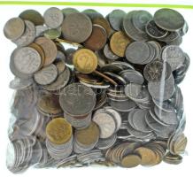 Vegyes, magyar és külföldi érmetétel mintegy ~1kg súlyban T:vegyes Mixed, Hungarian and foreign coin lot (~1kg) C:mixed