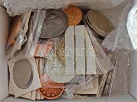 Németország 1990-2002 k. Vegyes 56db-os emlékérem tétel, közte ECU érmék, többségében kapszulában vagy ablakos karton tokban T:AU Germany ~1990-2002. Mixed 56pcs of commemorative medallions, with some ECU. Mainly in capsules or windowed cardboard cases C:AU