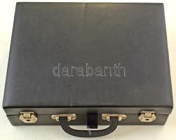 Fekete műbőr éremtartó koffer 8xklf kivehető tálcával klf méretű és formájú férőhelyekkel, használt, de szép állapotban