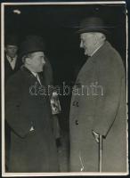 1933 Kánya Kálmán (1869-1945) diplomata és Dollfuß (1892-1934) osztrák kancellár közös fotója, sajtófotó, hátoldalon feliratozva, szakadással, 24×17,5 cm