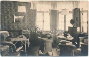 Felsőtömös, Felső-Tömös, Vama Timis, Timisu de Sus (Brassó, Kronstadt, Brasov); "Excelsior" Caminul de Recreatiune / Excelsior szanatórium, szabadidő szoba, belső sakktáblával és telefonnal / sanatorium, recreation room, interior with chessboard and telephone. Atelier Gust (Brasov) photo (fa)