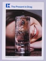 The Present in Drag. 9. Berlin Biennale für zeitgenössische Kunst. 9th Berlin Biennale for Contemporary Art. Berlin, 2016, Distanz. Német és angol nyelven. Kiadói papírkötés.