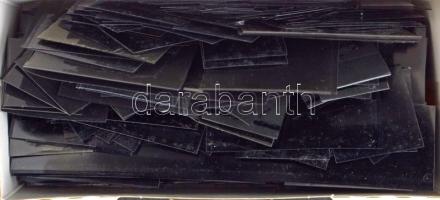 Kis kávésdoboz tele Hawid darabokkal