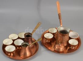 Réz kávézó szett, 10 csészével, 2 tálcán.