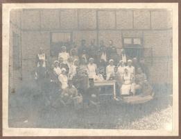cca 1917 I. világháborús katonák, ápolók és orvosok csoportképe, kartonra kasírozott fotó, 17×22 cm