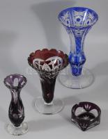 4 darab színesen pácolt kristály tárgy, közte lepattanással, m: 21,5 cm