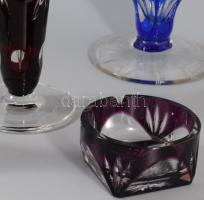 4 darab színesen pácolt kristály tárgy, közte lepattanással, m: 21,5 cm