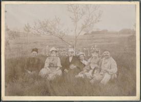 cca 1900 Kirándulók puskával, keményhátú fotó, 13,5×18 cm