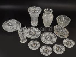 11 darab csiszolt kristály tárgy, sérüléssel, közte Parádi.