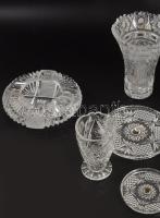 11 darab csiszolt kristály tárgy, sérüléssel, közte Parádi