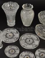11 darab csiszolt kristály tárgy, sérüléssel, közte Parádi