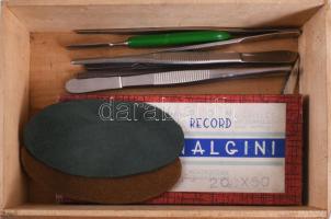 Kis fa dobozban orvosi eszközök, közte fecskendő