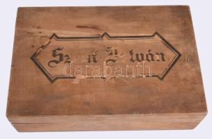 Kis fa dobozban orvosi eszközök, közte fecskendő