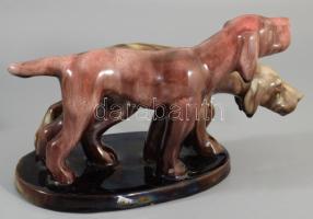 Komlós Kerámia vadászkutya pár, jelzett, kis mázhibákkal, 25x13 cm