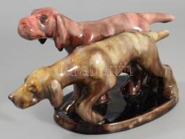 Komlós Kerámia vadászkutya pár, jelzett, kis mázhibákkal, 25x13 cm