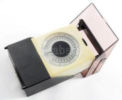 Hordozható asztali mérleg, fedele tálcaként felnyitható, műanyag, összecsukva: 15x9x3,5 cm