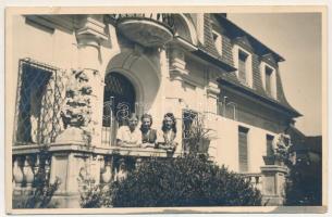 1941 Fugyivásárhely, Osorhei; Váradszentlászló kastély, délkeleti terasz / castle. photo (kis szakadás / small tear)