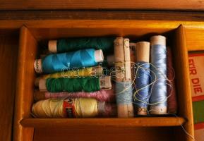 Intarziás varró doboz, tele tartalommal, 28x36 cm