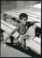 Sebes Tibor: Maldív-szigeteki helyi kisgyerek, hátoldalon feliratozott fotó, 18×13 cm