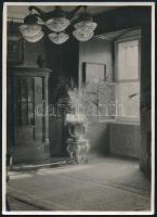 cca 1940 Budapest, dr. Morvay Endre Budapest alpolgármesterének hivatali szobája, hátoldalon feliratozott fotó, sarkán törésnyom, 18×13 cm