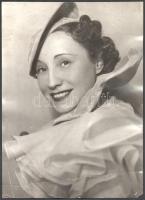 cca 1930 Rosenfeld Róza portréja, hátoldalon feliratozott fotó, felületén törésnyomok, sarokhiánnyal, 29,5×21,5 cm