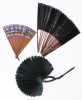 3 darab antik legyező, sérüléssel.