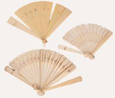 3 darab antik legyező, sérüléssel.