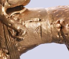 Ács János (John Carpenter): Galopp. 24 karátos arannyal patinázott fém, jelzés nélkül, 40x29 cm