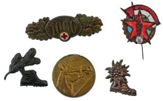 Vegyes 5 db-os vegyes jelvénytétel, közte: DN (~1950) "Háromszoros kiváló rádiós" bronz lemezjelvény + Turistabakancsot ábrázoló bronz lemezjelvény (2xklf) + Lovas bronz sapkajelvény + Vöröskereszt "1000" bronz jelvény