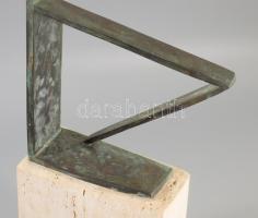 Kalmár János (1952-): Ülő alak. Patinázott bronz, mészkő talapzaton, jelzéssel, m: 61 cm