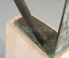 Kalmár János (1952-): Ülő alak. Patinázott bronz, mészkő talapzaton, jelzéssel, m: 61 cm