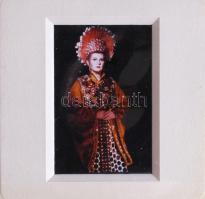 Marton Éva (1943-) opera-énekesnő aláírása és 5 db őt ábrázoló diapozitív