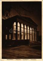 Budapest VIII. Nemzeti Múzeum este, kivilágítva. Balogh Rudolf felvétele. Székesfővárosi Idegenforgalmi Hivatal kiadása (EB)