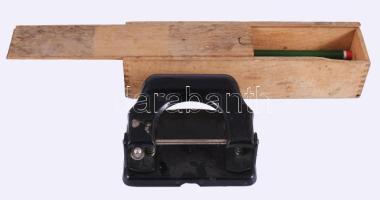 Régi ceruzák és lyukasztó