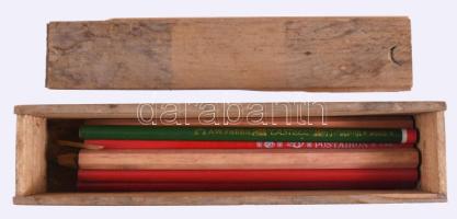 Régi ceruzák és lyukasztó