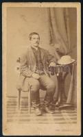 cca 1875 Férfi műtermi portréja, keményhátú fotó Carl Bömches brassói (Kronstadt, Brasov) műterméből, hátoldalon ragasztásnyommal, 10,5×6,5 cm