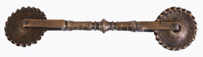 Kétvégű bronz derelyevágó, h: 13 cm